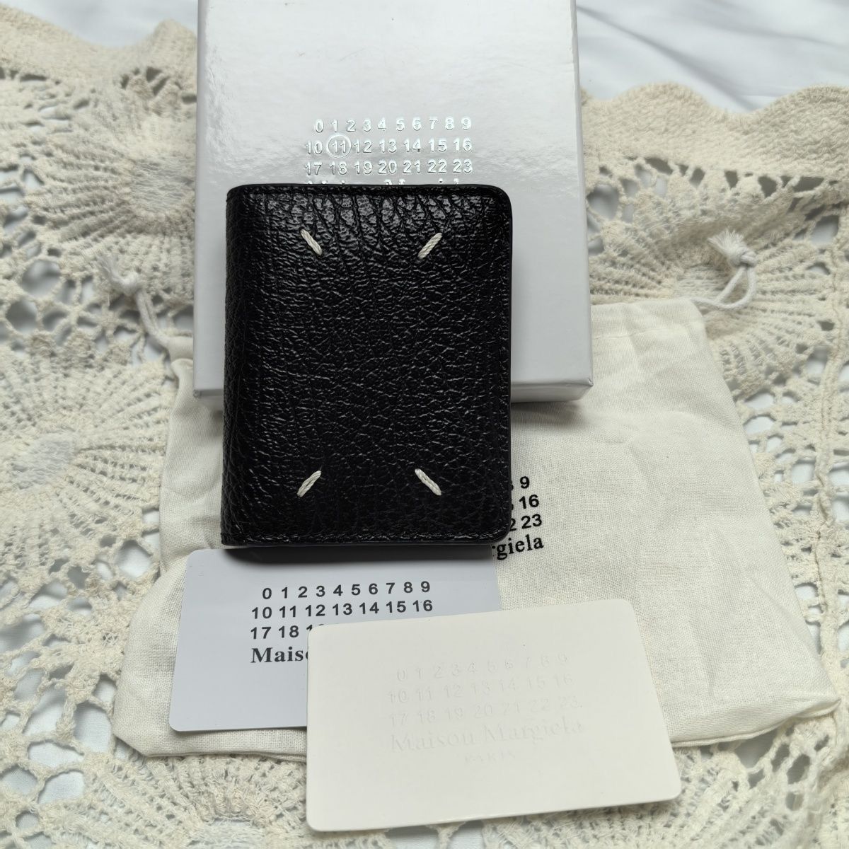 新品未使用　Maison Margiela ブラック 二つ折り財布 Maison Margiela 二つ折り財布 ブラック - メルカリ