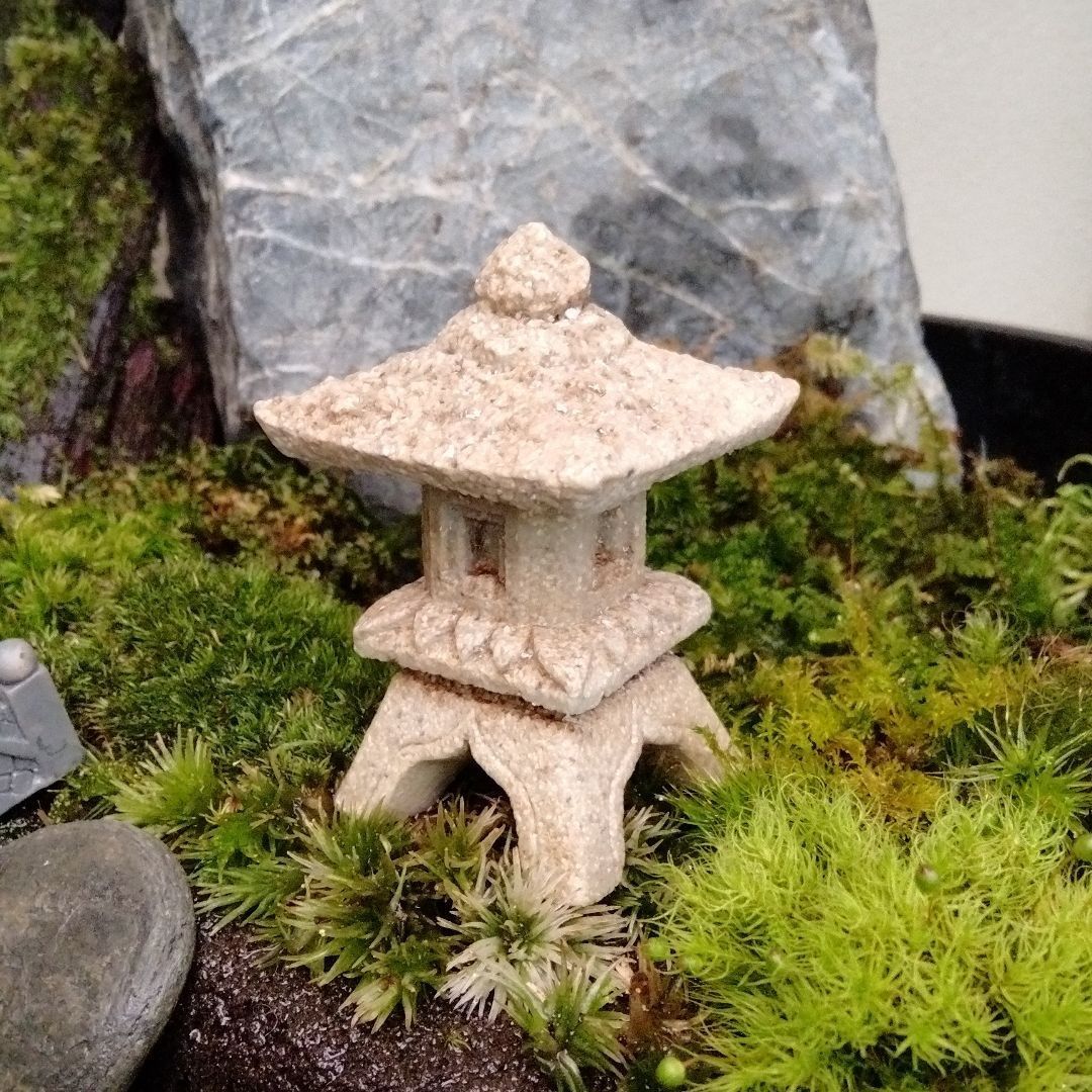 盆栽石　石　灯籠