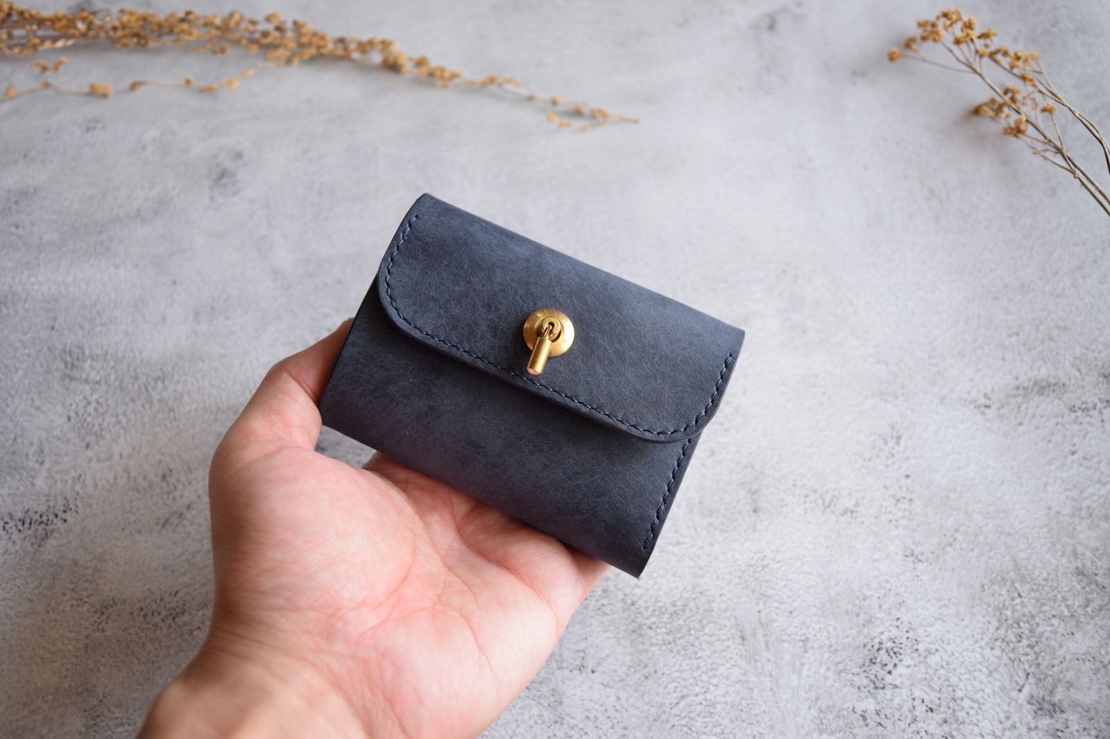 三つ折り財布 本革 ｲﾀﾘｱﾝﾚｻﾞｰ 【オコシ金具】 Navy ネイビー - メルカリ