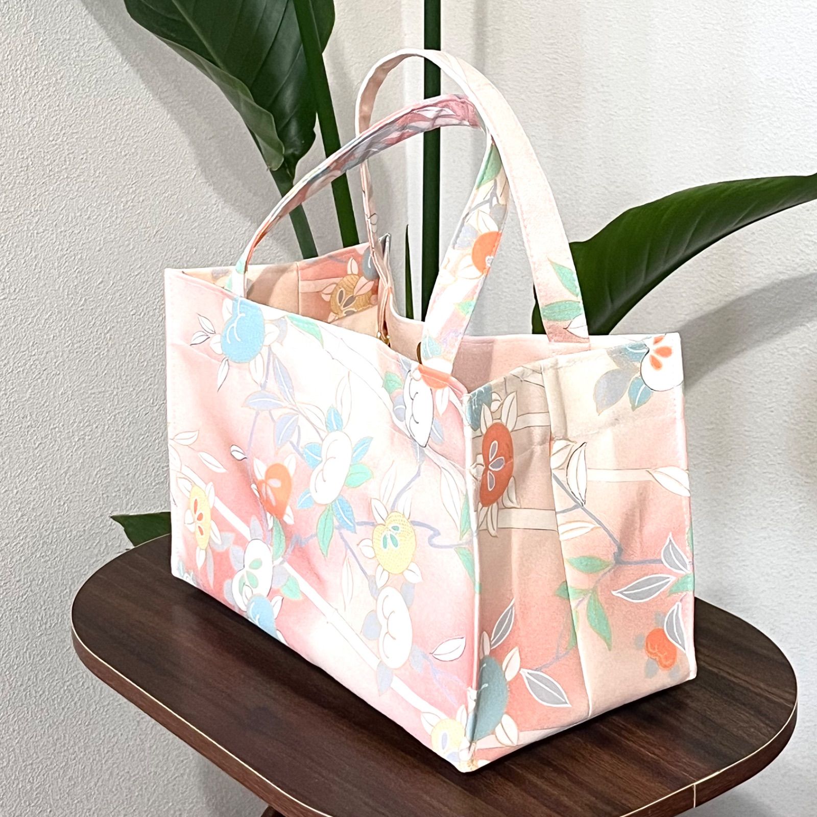 フ*ー様 コヤンイサムチョン　いちごチャーム付きトートバッグ フ*ー様 コヤンイサムチョン いちごチャーム付きトートバッグ フ*ー様