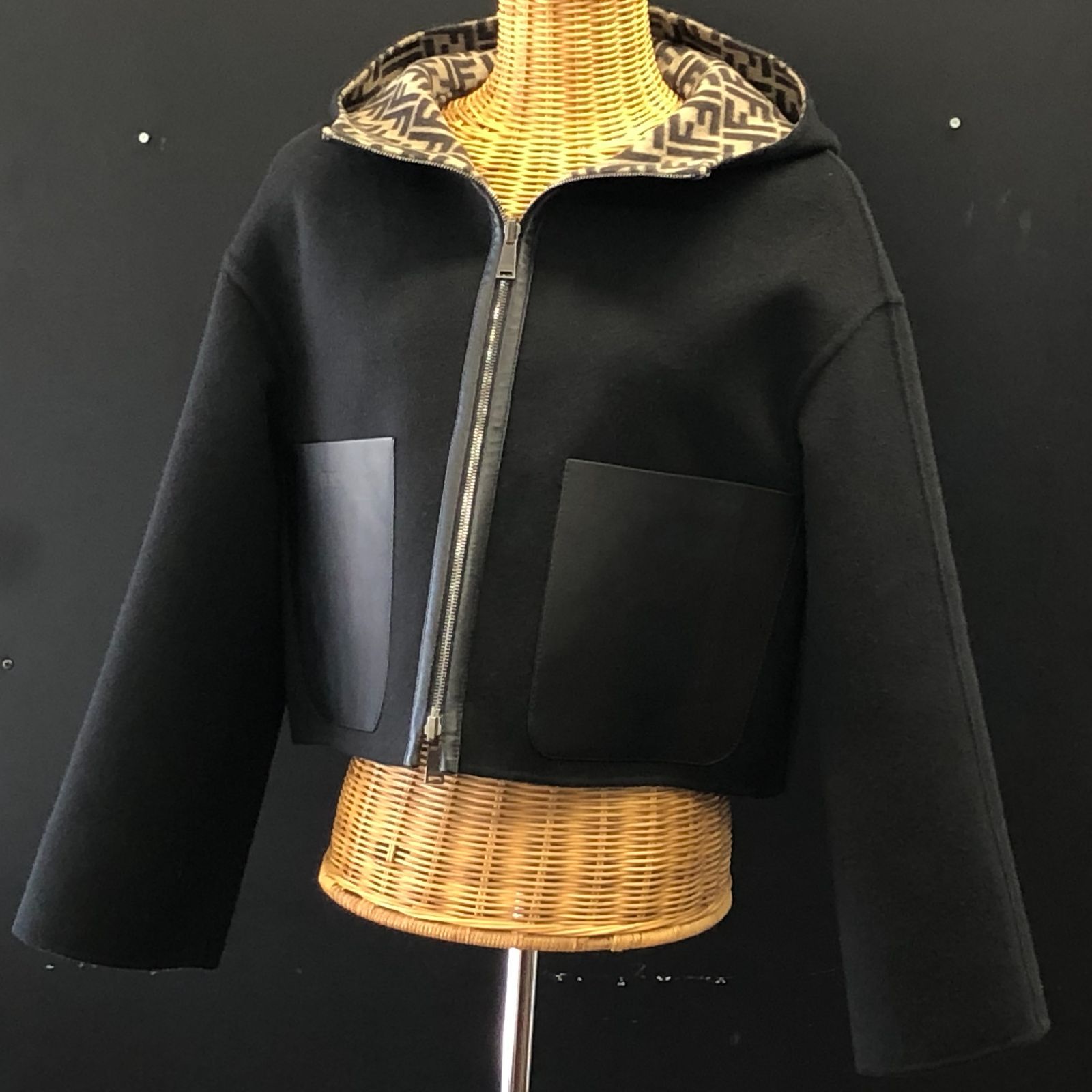 m001 X(100) 美品 FENDI フェンディ フード付きジャケット