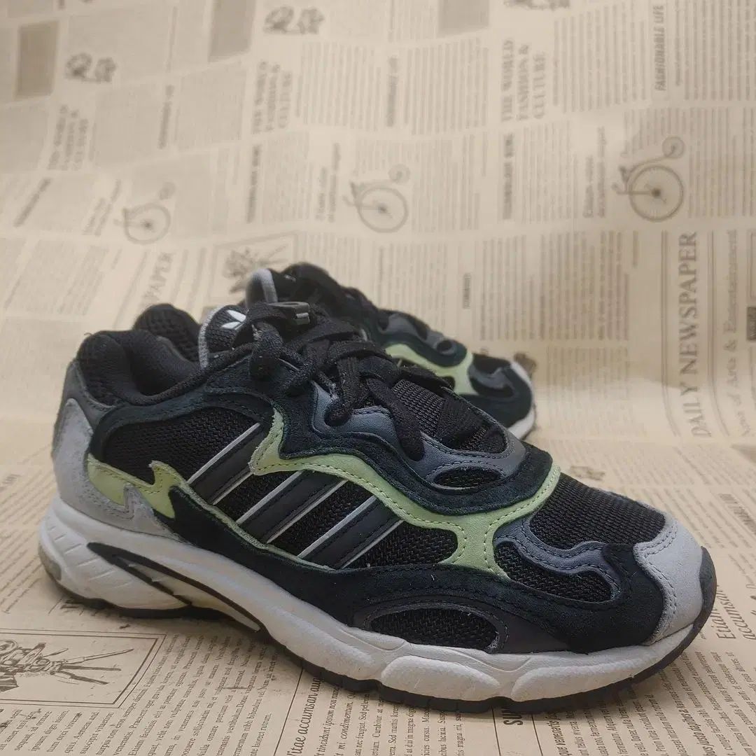 adidas(アディダス) テンペラン レディーススニーカー 230