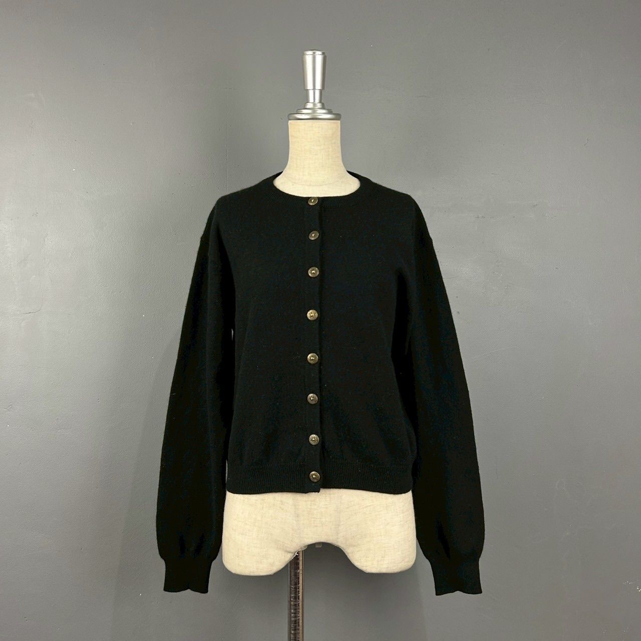 【カシミヤ100％】ブラック ボタン付き ニットセーター　カーディガン カシミヤ100％】ブラック ボタン付き ニットセーター カーディガン
