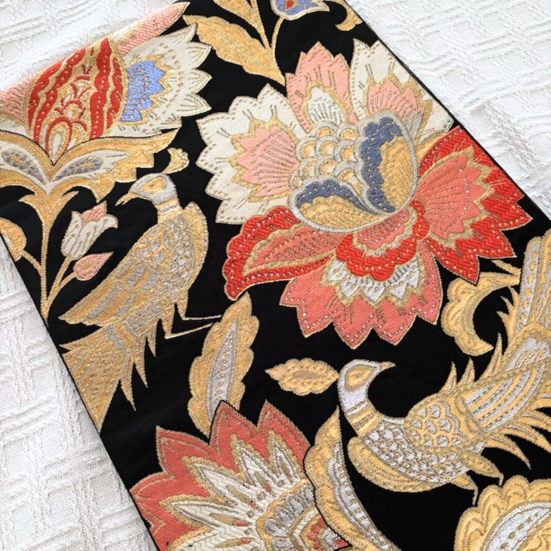 美品 袋帯 孔雀柄 六通 長さ428cm 幅30.5cm 黒 金 刺繍 花 振袖 美品 袋帯 孔雀柄 六通 長さ428cm 幅30.5cm 黒 金 刺繍 花 振袖