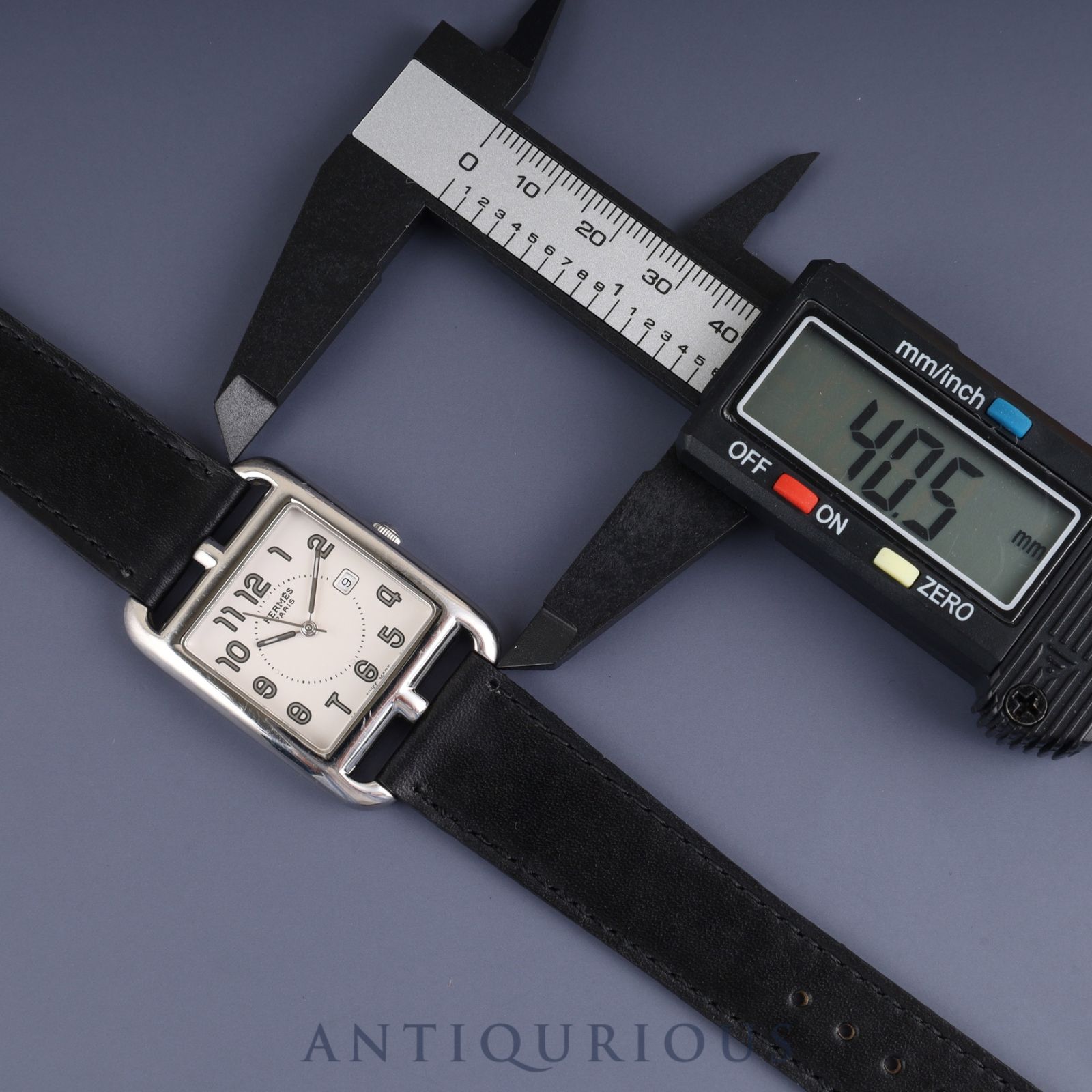 1円 稼働 良品 エルメス QZ CC2.710 ケープコッド ドゥブルトゥール 白文字盤 デイト スクエア アラビア メンズ腕時計 9731700KYM エルメス ケープコッド CC1.710 グレー ユニセックス 時計 中古