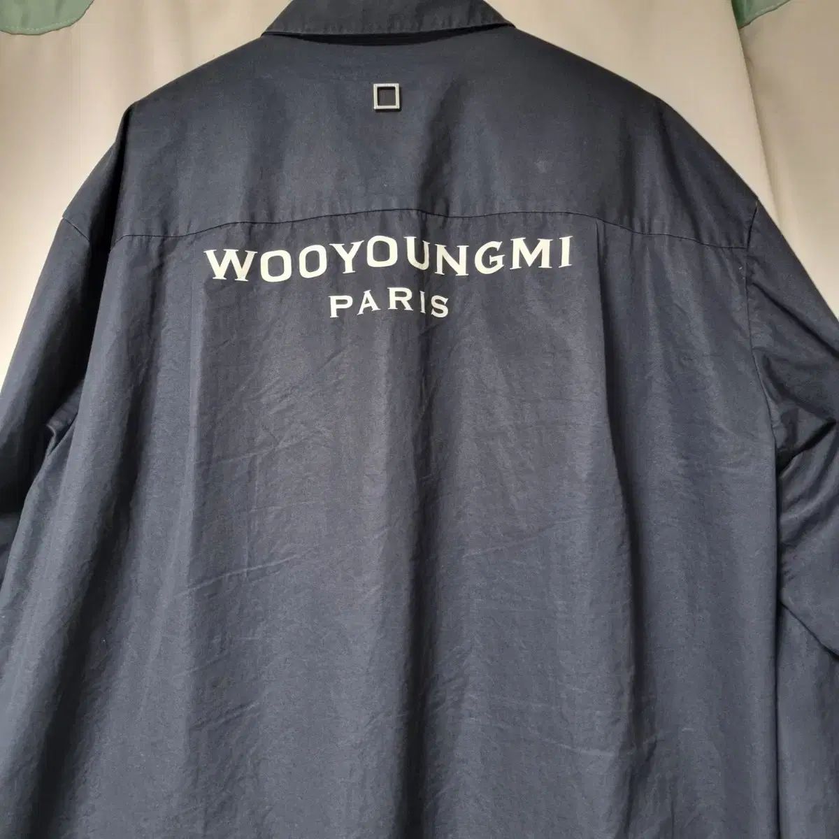 52 WOOYOUNGMI(ウーヨンミ) バックロゴ 長袖シャツ ネイビー