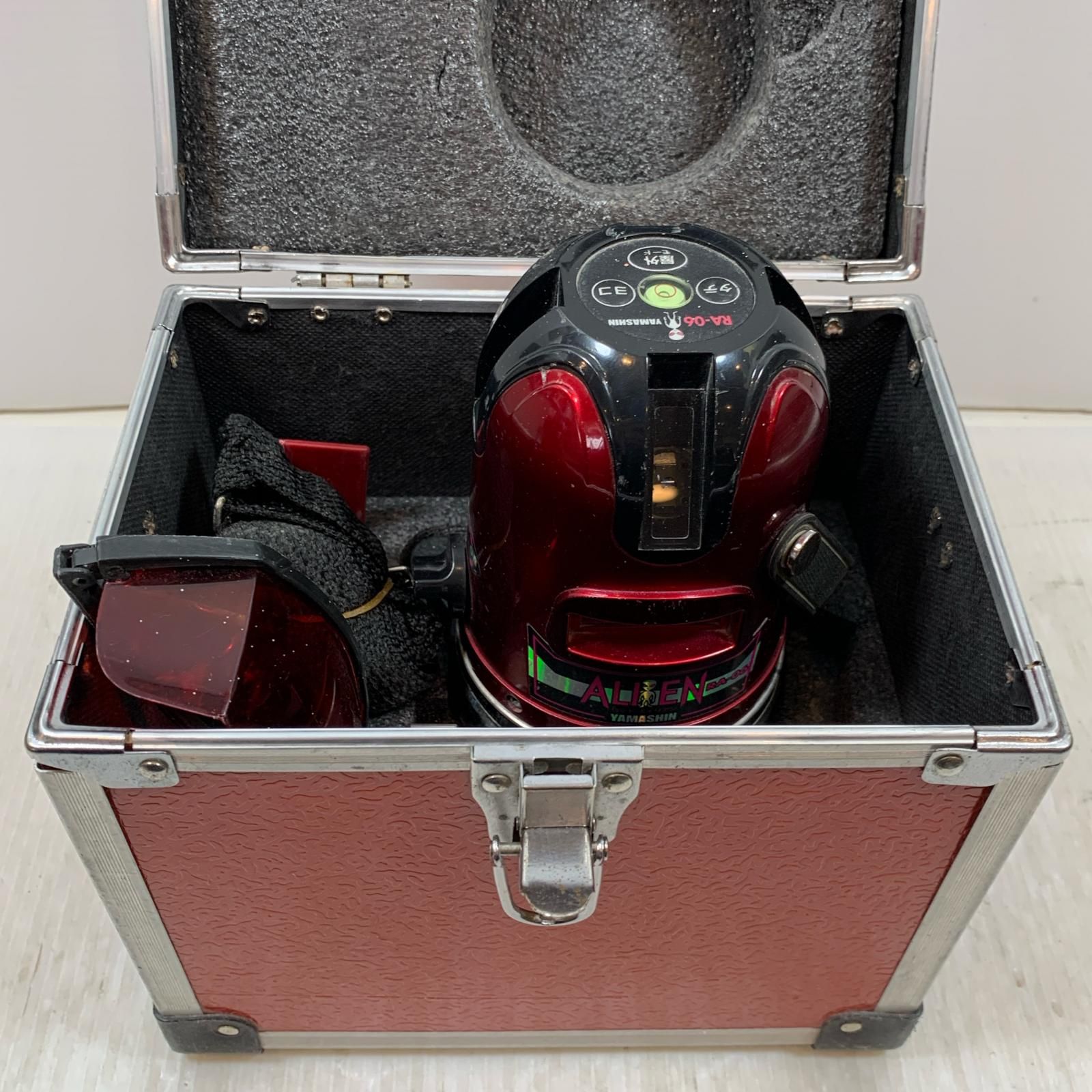 κκ山真 レーザー機器 レーザー墨出し器 RA6-1795 RA-06 レッド 山真 RA-06 レッドエイリアンレーザー ウエダ金物【公式サイト】