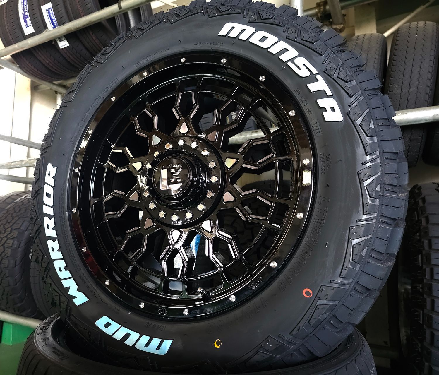 当店オススメ!! ランクル 300系 265/60R18 18インチ LEXXEL PreDator プレデター ランドクルーザー MONSTA  モンスタ マッド - メルカリ