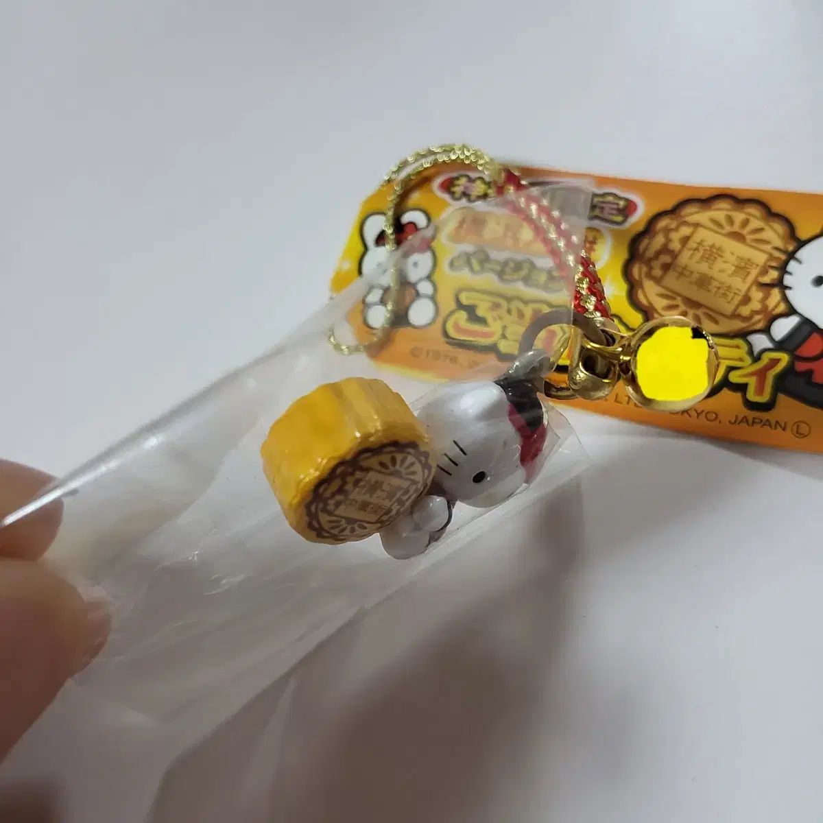 ハローキティ ケーキ型ストラップ　新品未使用品 ハローキティ 百貨店オリジナルスイーツストラップ - メルカリ