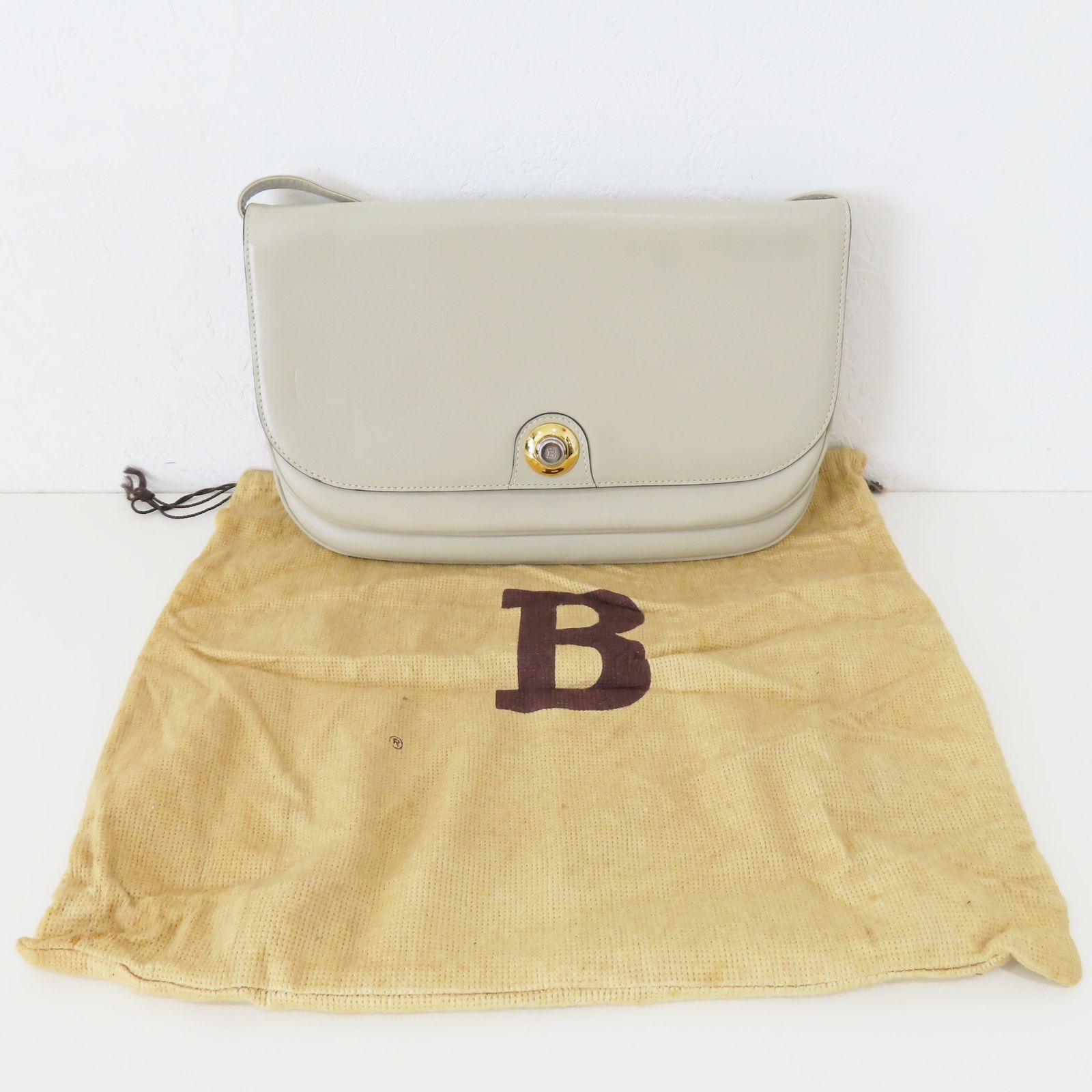 K08 BALLY バリー Bロゴ フラップ レザー ショルダーバッグ アイボリー  