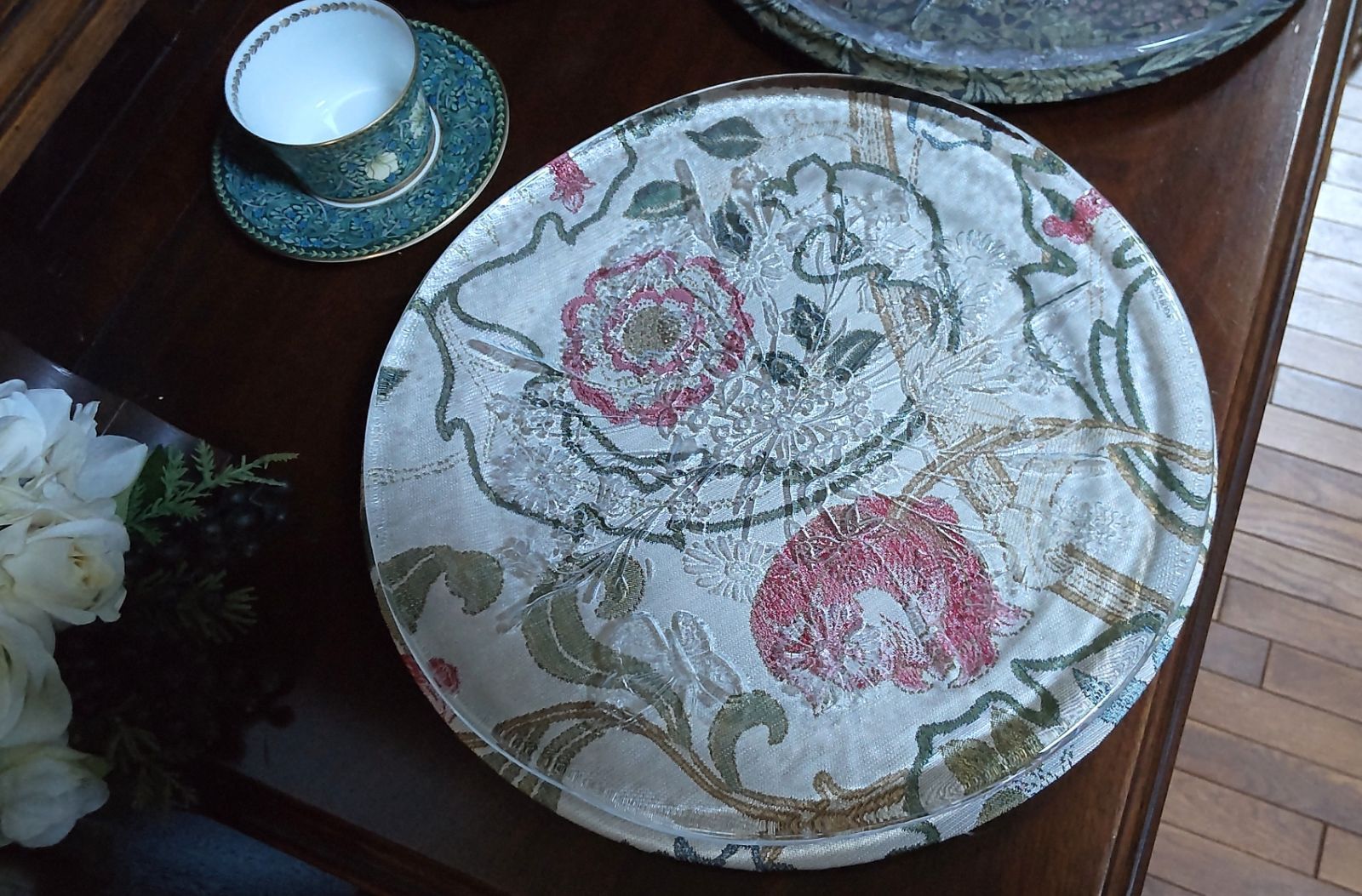 ウイリアム・モリスの飾り皿　マリーイザベルとヴァイン。-1