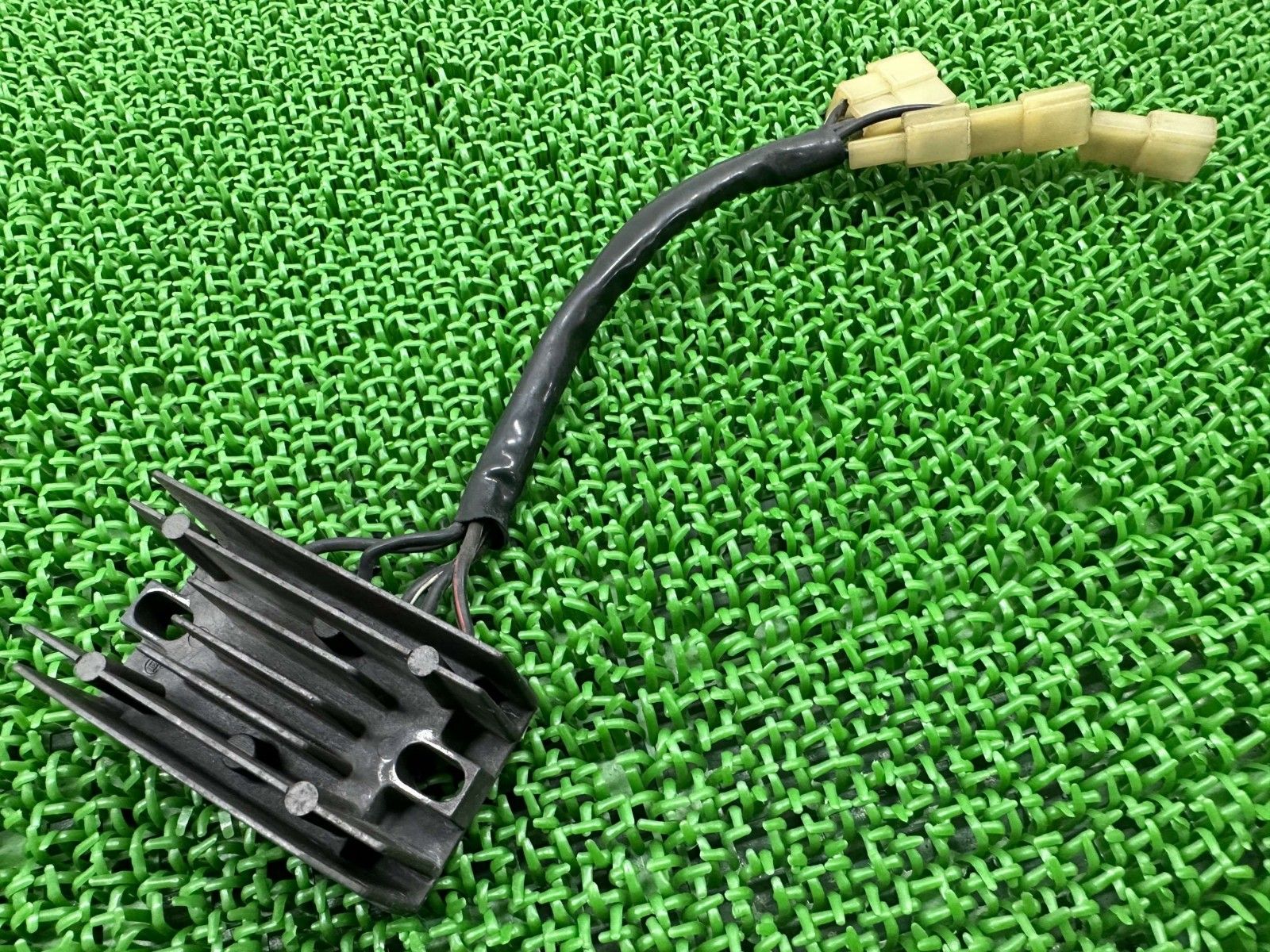 バンディット250 レギュレター スズキ 純正 バイク 部品 GJ74A BANDIT250 レギュレーター レクチファイアー 品 Gz