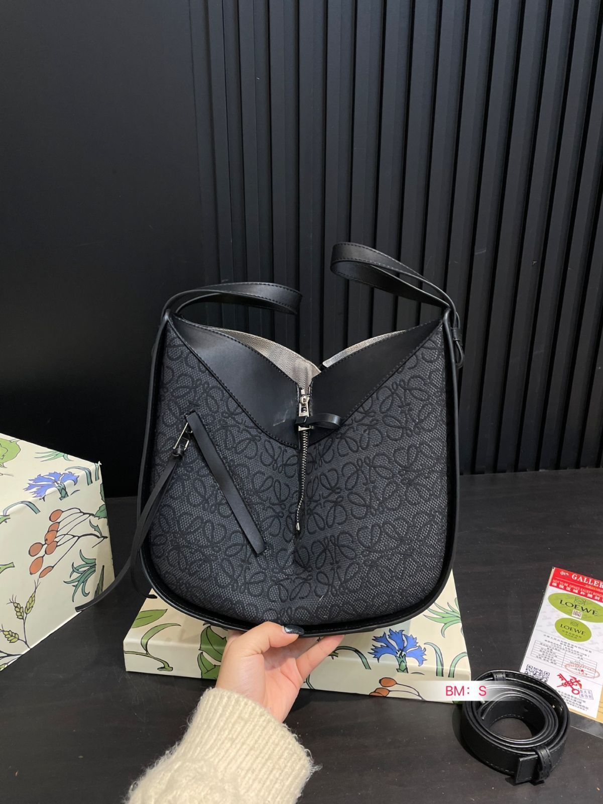 新品☆Loewe☆コンパクト ハンモック バケットバッグ LOEWE ハンモック バケットバッグ ? 26×25cm [本日特価|新品未