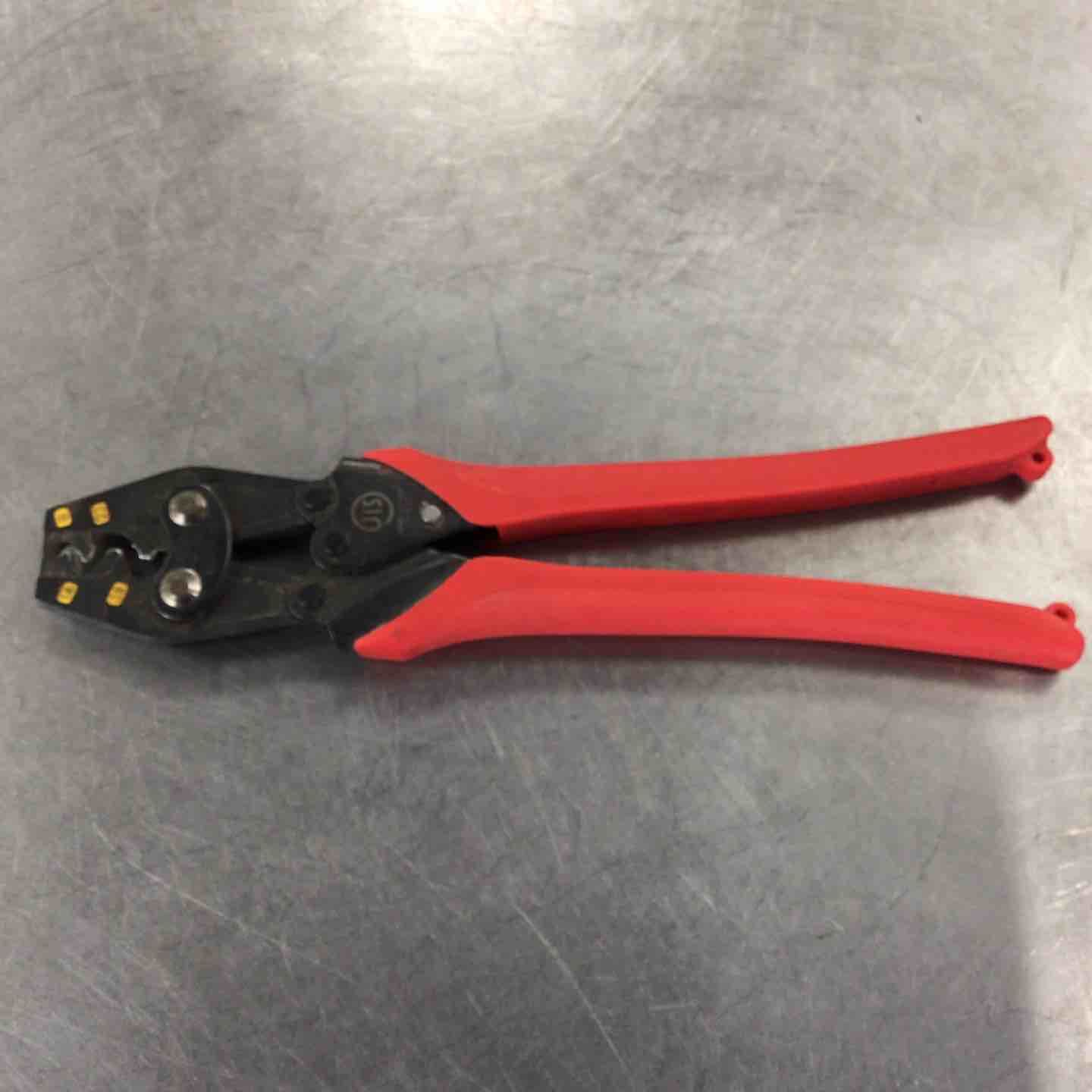圧着機