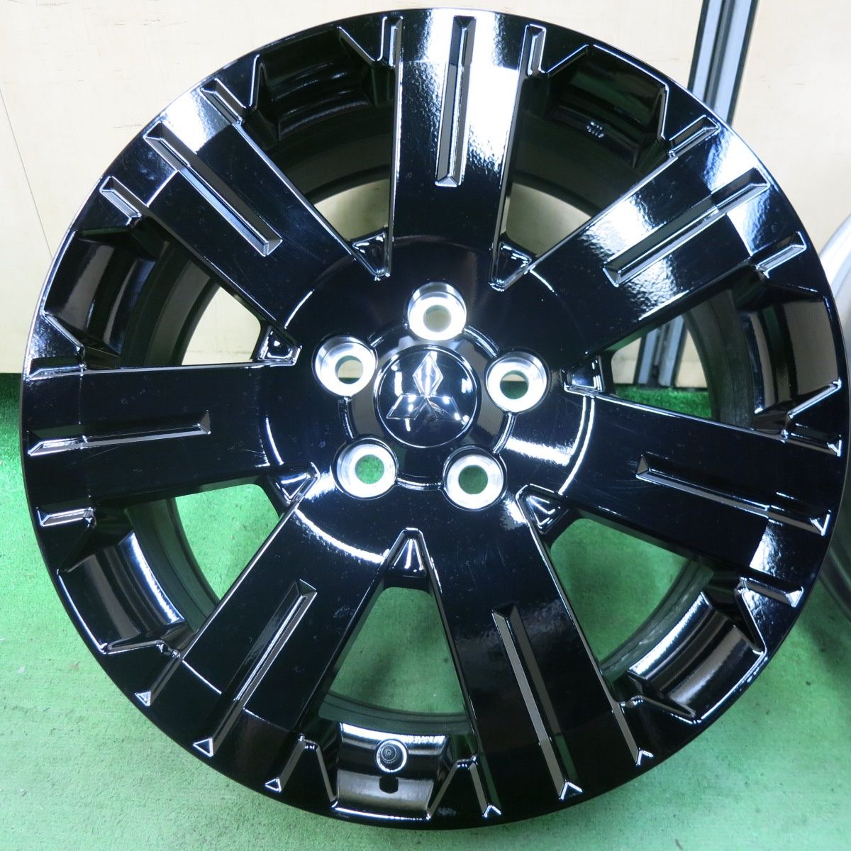 【送料無料】デリカD5 シャモニー　新車外し　アルミ　18インチ 送料込❗️デリカD5 シャモニー純正タイヤ&ホイール 新車外し 225