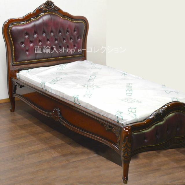 豪華なクラシックスタイルのダブルベッド、装飾的なヘッドボード付き