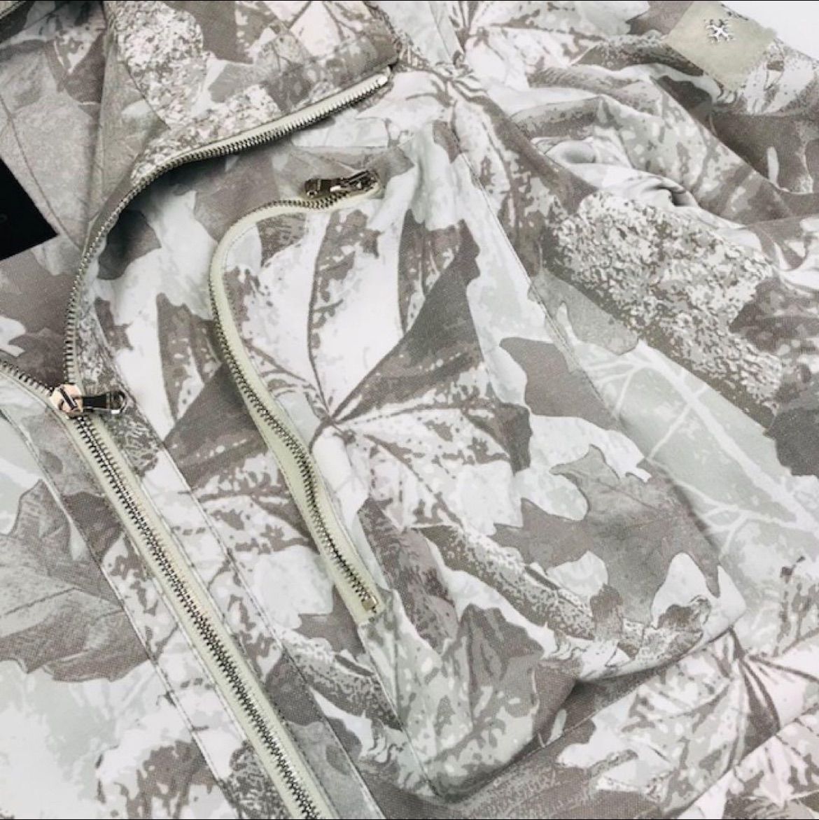 極美品☆TATRAS☆タトラス・ケイド メンズ メタルブランドアイコンロゴ 