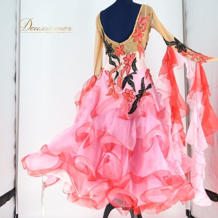 社交ダンス 衣装 スタンダード ドレス スタンダードドレス ワンピース ピンク レッド フリル フロート レース ボリューム デモ 競技 ダンス パーティ 発表会 ピンク系 華やか 豪華 輝き 舞台衣装 美しい デザイン おしゃれ WHITEMONARCHHOTEL_COM