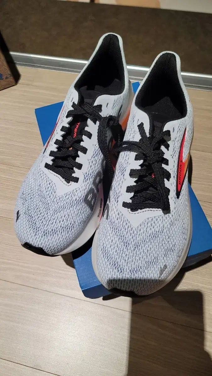 BROOKS Hyperion 12 ホワイト/コーラル ランニングシューズ特集