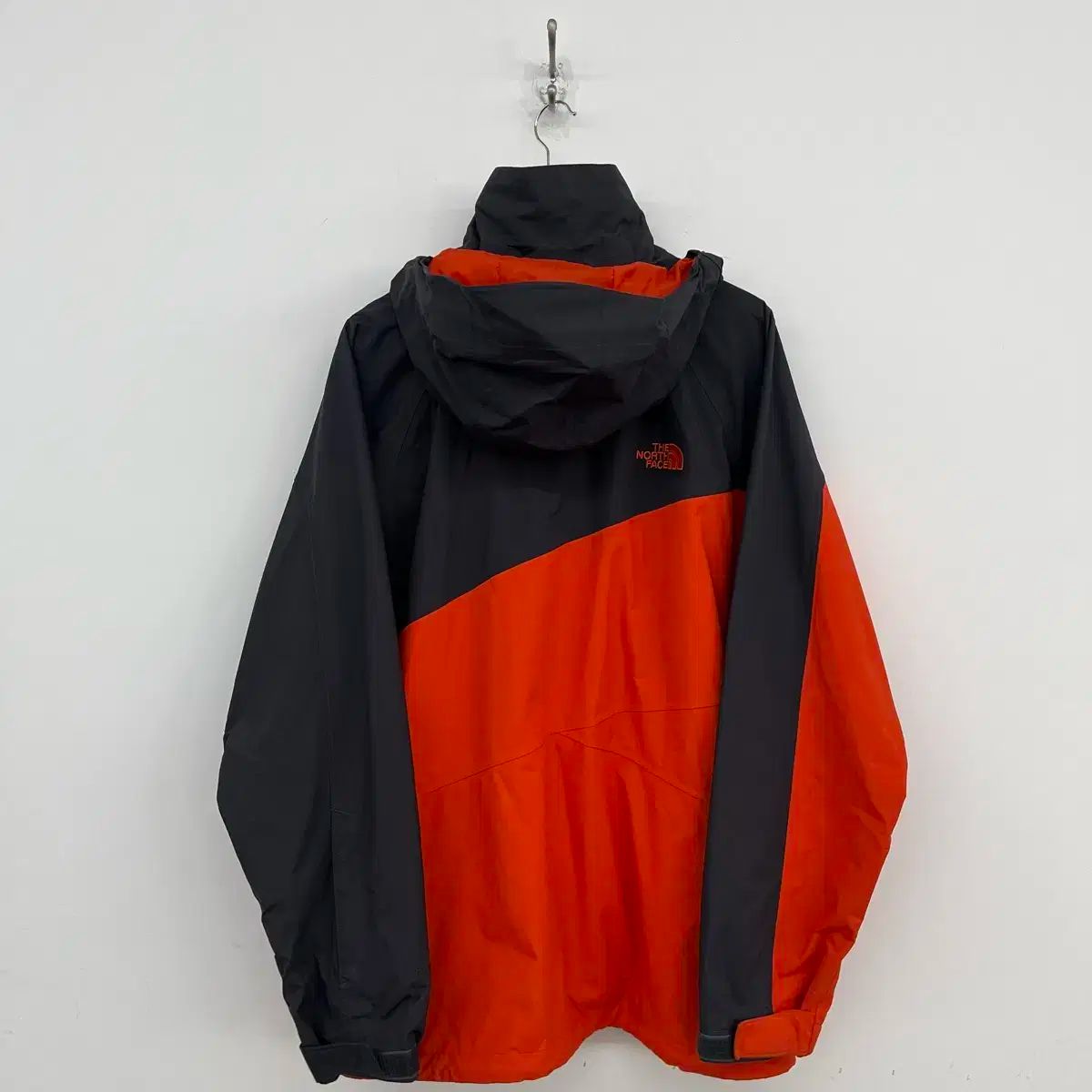 ブラック ウィンドブレーカー