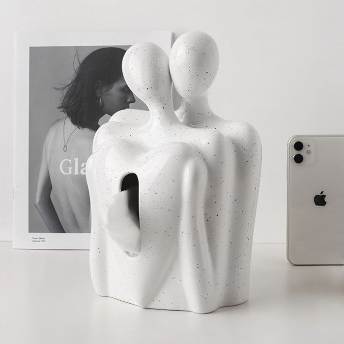 恋人がバックハグしている愛のあるティッシュボックス