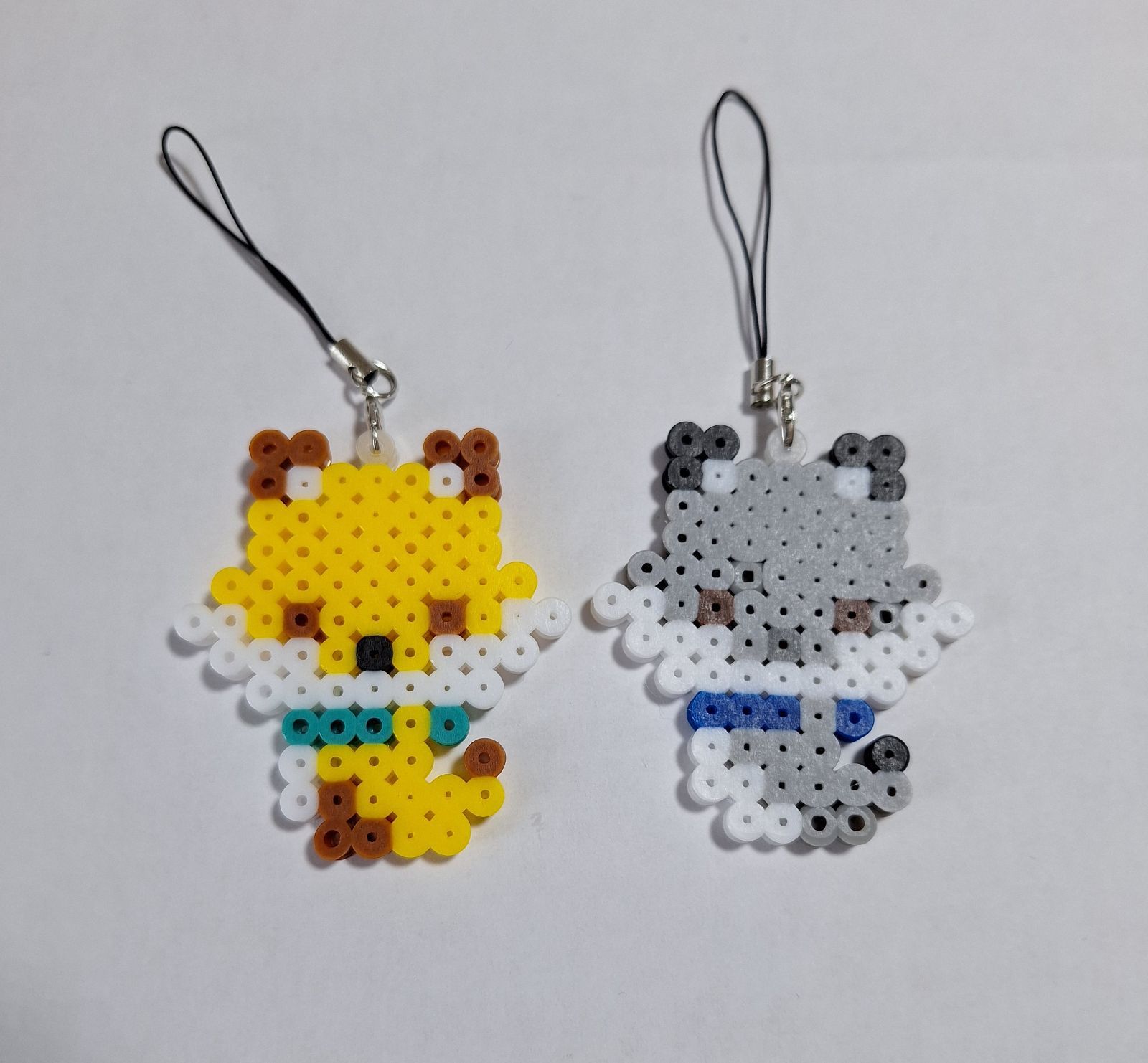 ハンドメイド☆アイロンビーズ製☆キツネ＆オオカミのストラップ