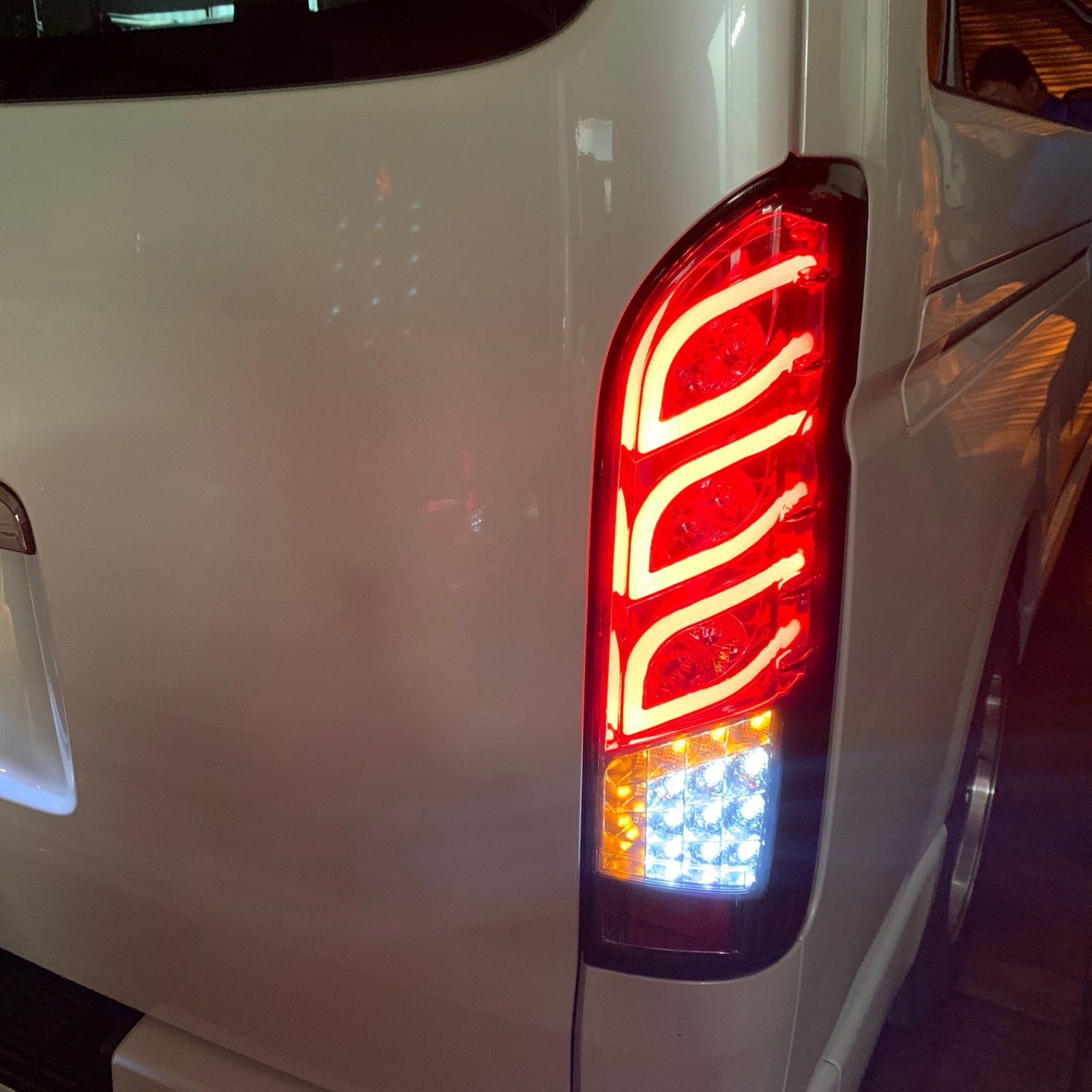 ハイエース テールランプ シーケンシャル FFCRYSTALESIA_COM