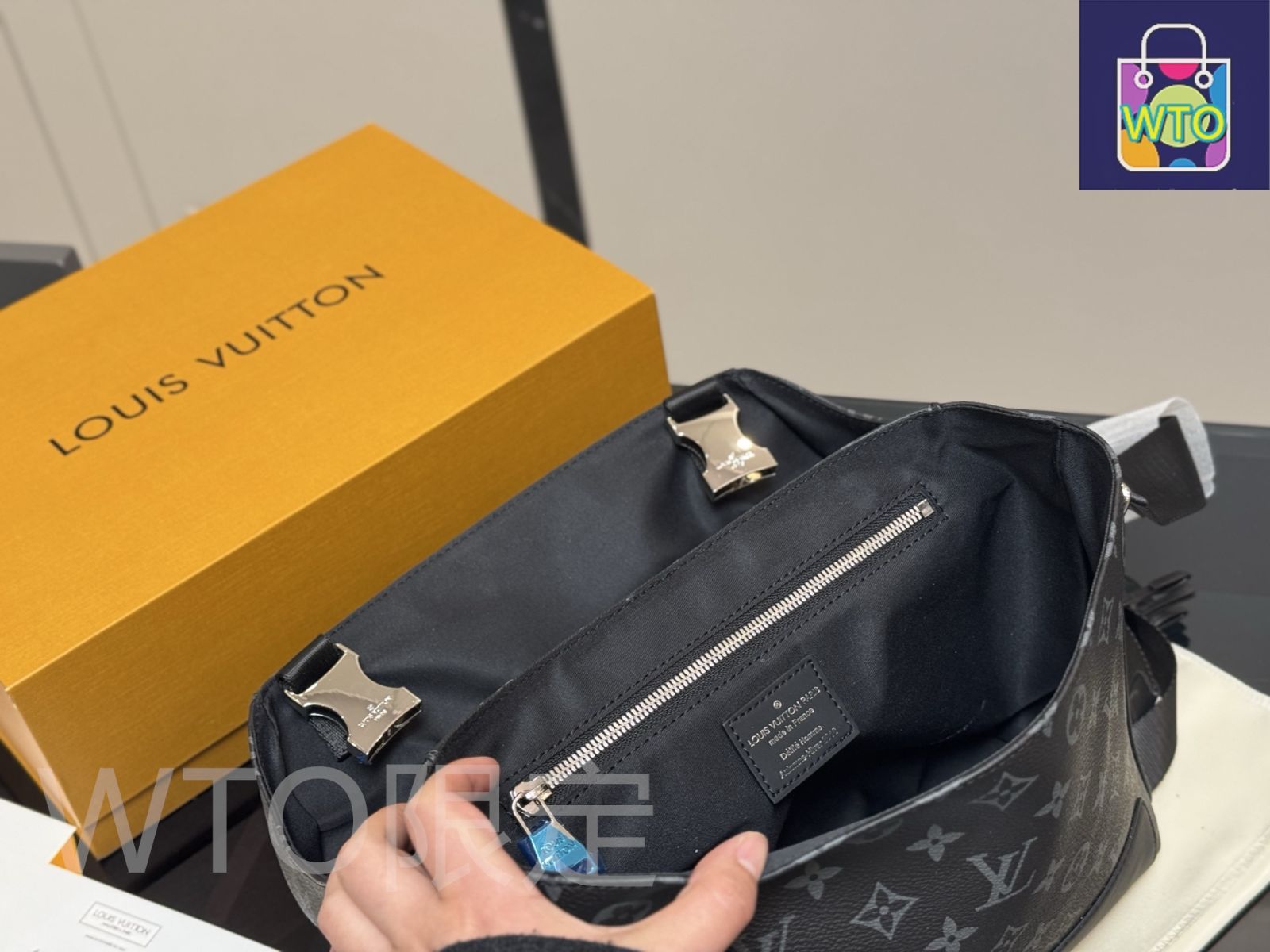 【美品】　ルイヴィトン　タイガ　ヴィクトール　メッセンジャーバッグ　男女兼用 今日WTO】Louis Vuitton Men's Voyager Messenger Bag・ルイ