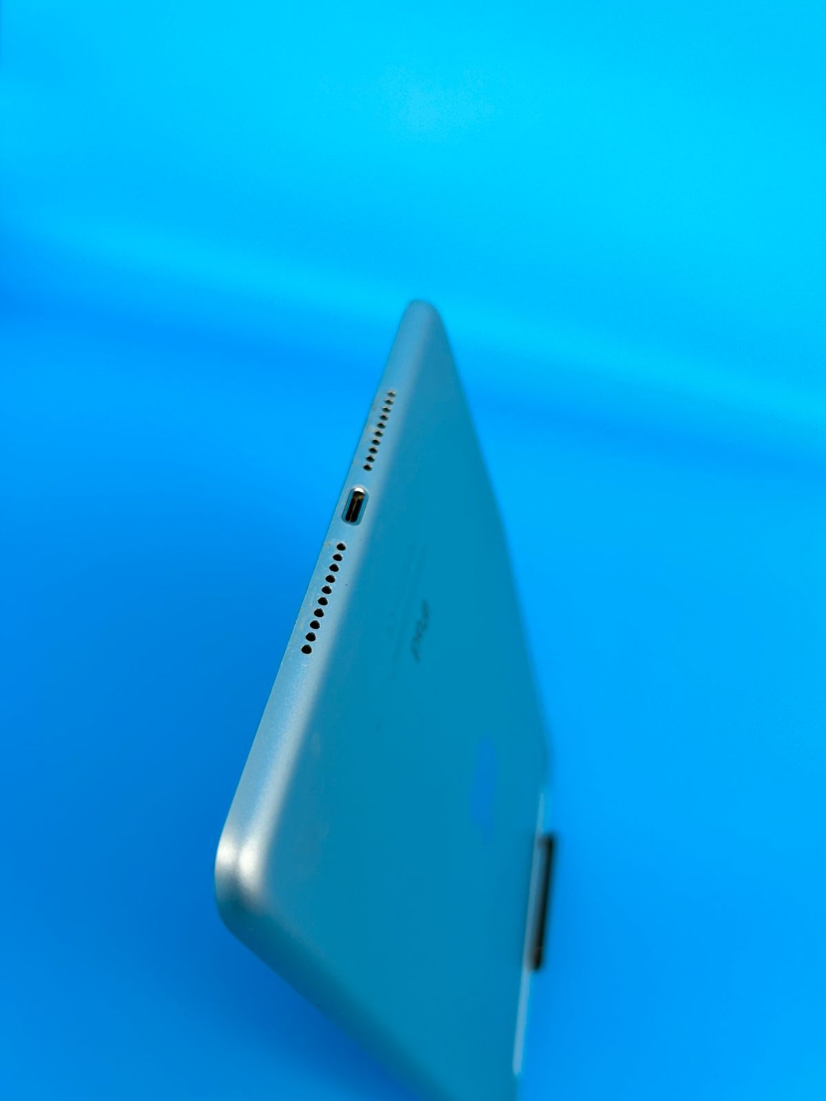 SIMロック解除済】iPad mini 4 Wi-Fi + Cellular 64GB シルバー Apple