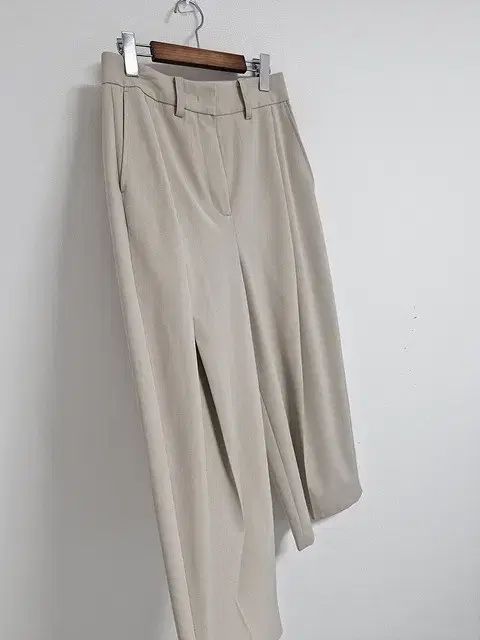 ピンタックスラックス