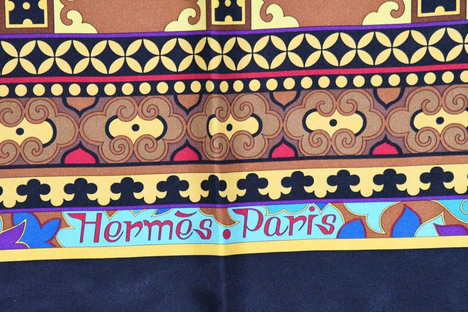 Hermes エルメス スカーフ 90 風の足蹠を持つ女 黒 シルク カレ
