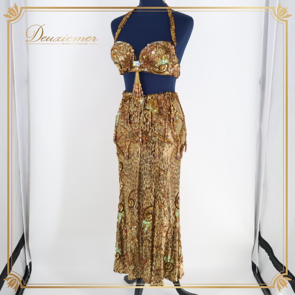 【ベリーダンス用 オリエンタル衣装】ゴールド スパンコールラメ ビーズ ラメ ヒョウ柄 光沢 艶 模様 ゴージャス 煌びやか 豪華 衣装 セット トップス スカート スリット 伸縮性無し ウエストゴム ファスナー付き