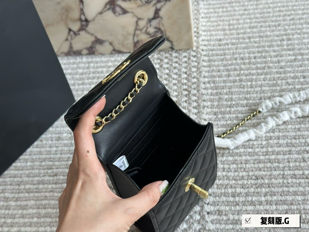 CHANEL★ポーチ Classic zipped pouch - Grained shiny calfskin & gold-tone