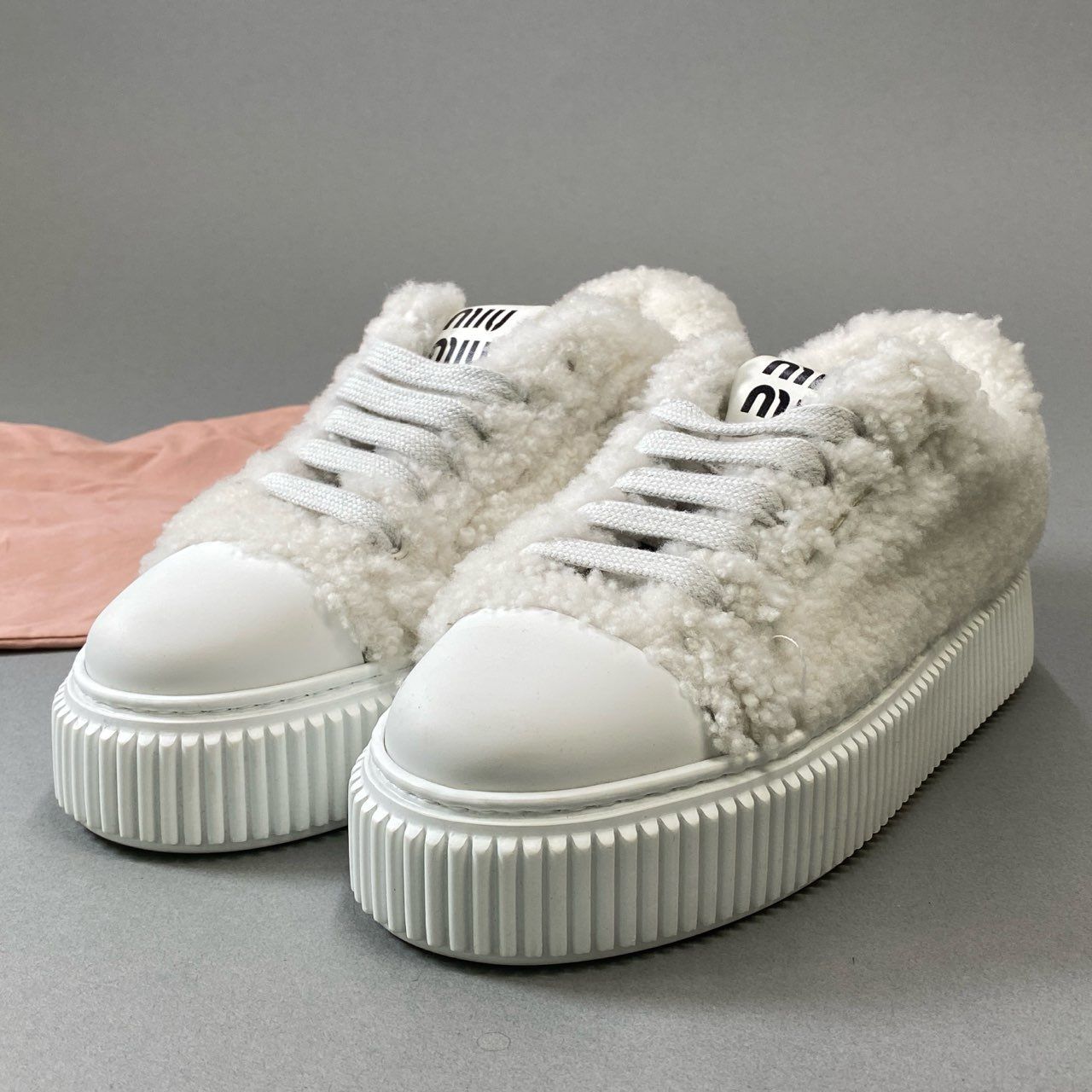 2i18 miu miu ミュウミュウ ロゴ入り ボア シアリング スニーカー 