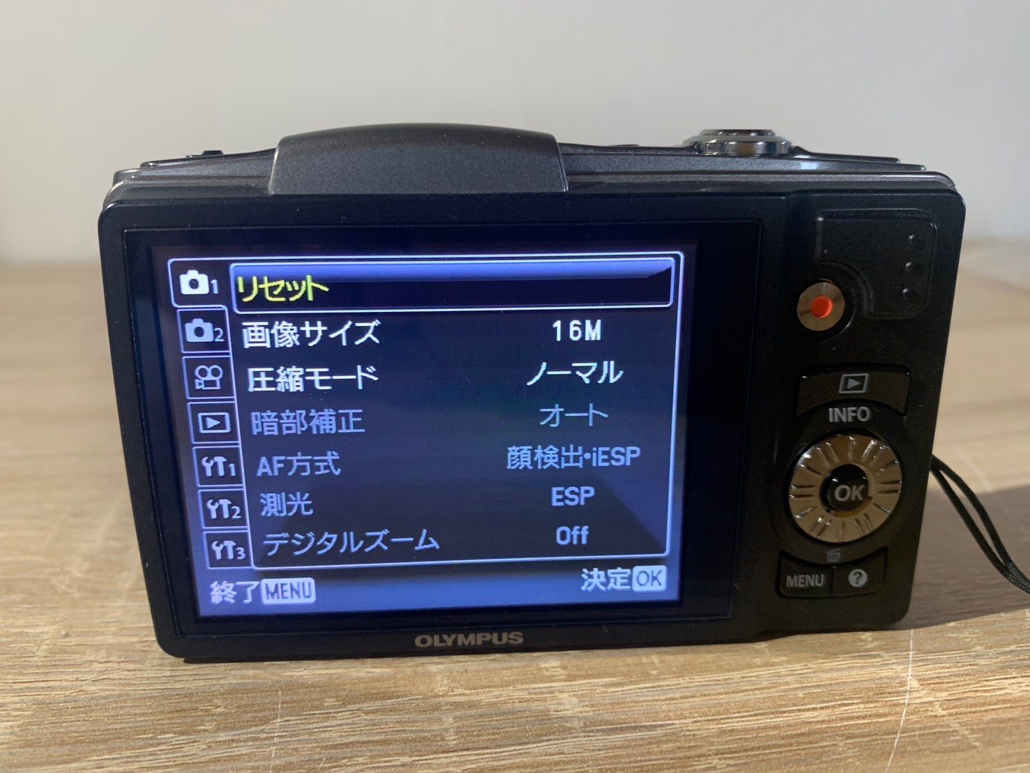 シルバー デジカメ