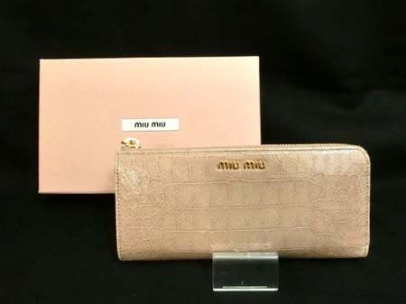 美品✨MIU MIU ミュウミュウ 長財布 クロコ型押し ロゴ金具 ピンク 箱付 ミュウミュウ miumiu 長財布 L字ジップ ピンク系 クロコ型押し 金ロゴ
