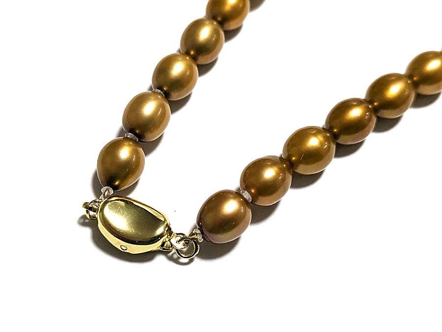 高騰が続く真珠!!特売!華やかさ満点のネックレスで魅力的な装いを 淡水パールネックレス ゴールドブラウンカラー - アクセサリー