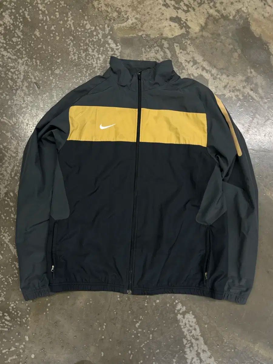 Nike(ナイキ） ゴールド 黒 ウインドブレーカー