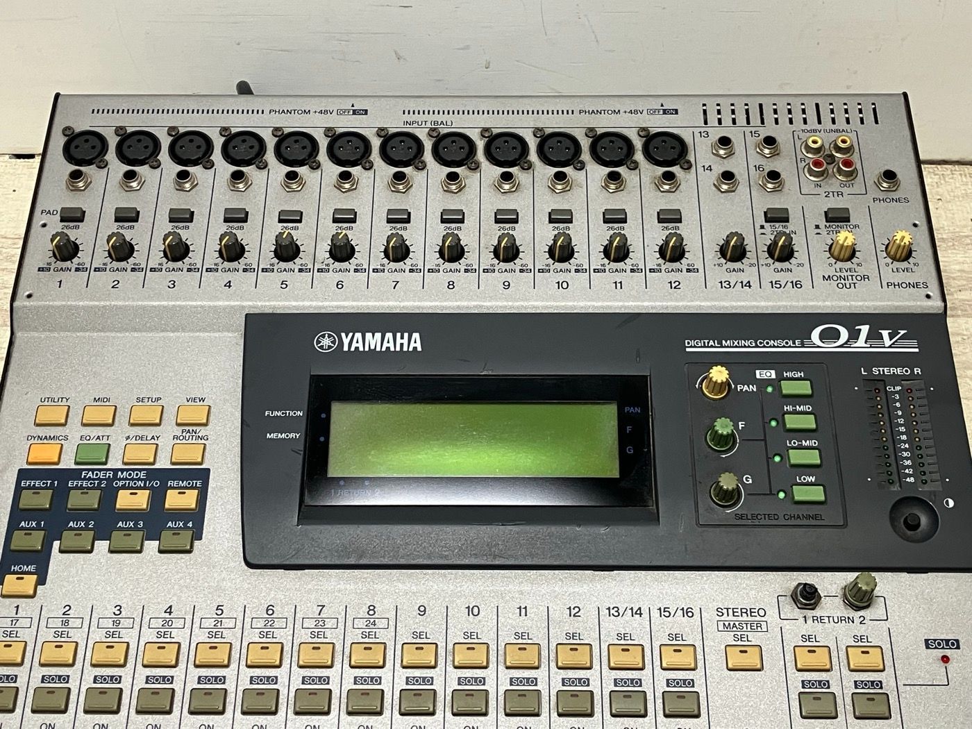 YAMAHA 01V