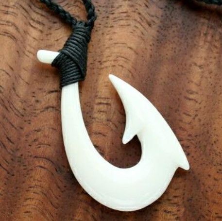 【値下しました】ボーンカービングIWA MAKAU フィッシュフック型ネックレス 値下しました】ボーンカービングIWA MAKAU フィッシュフック型