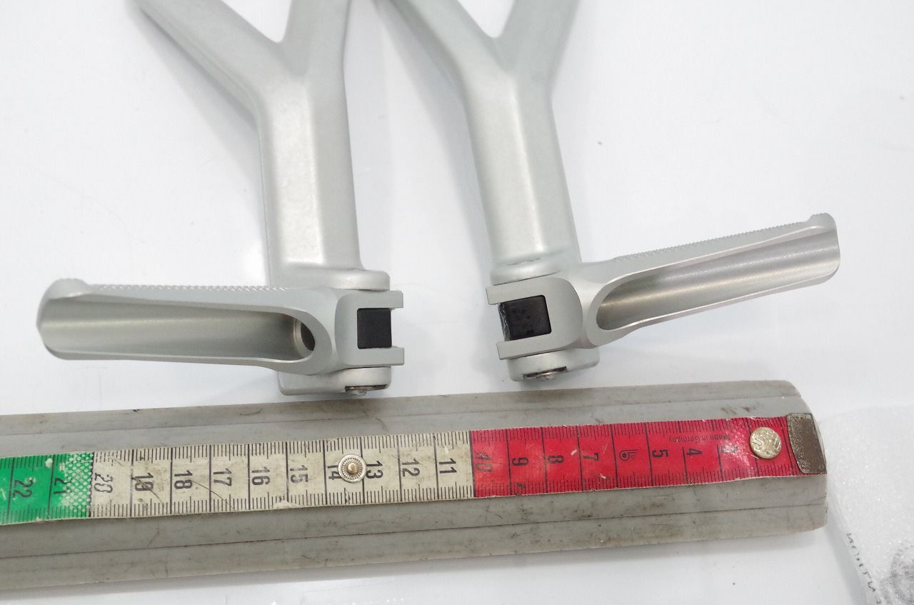 ドゥカティ パニガーレ V4S 純正 タンデムステップ 左右 824.3.360.1A 824.3.359.1A ボルト適合か不明