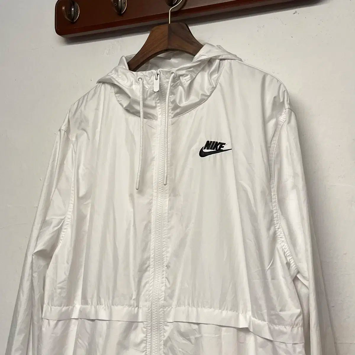 未使用新品☆NIKEレディース☆ランニング☆ウインドブレーカー NIKE(ナイキ) (女性) ランニング 白 箱入り ウィンドブレーカー