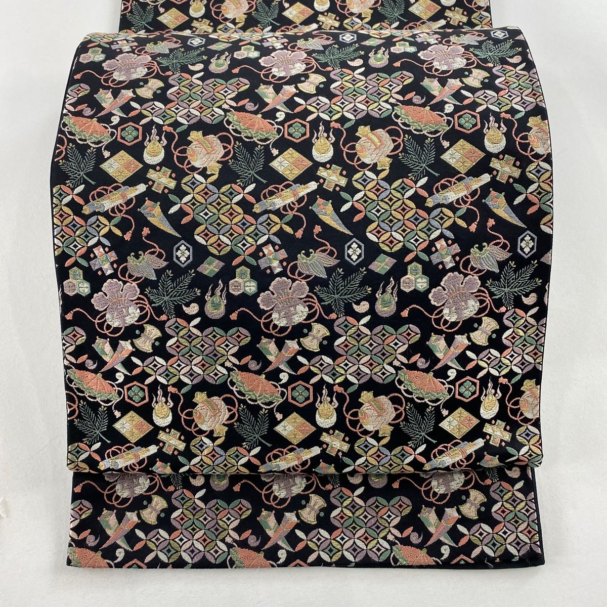 美品】 袋帯 名品 宝尽くし 七宝文 刺繍 金糸 黒 六通 正絹 【中古
