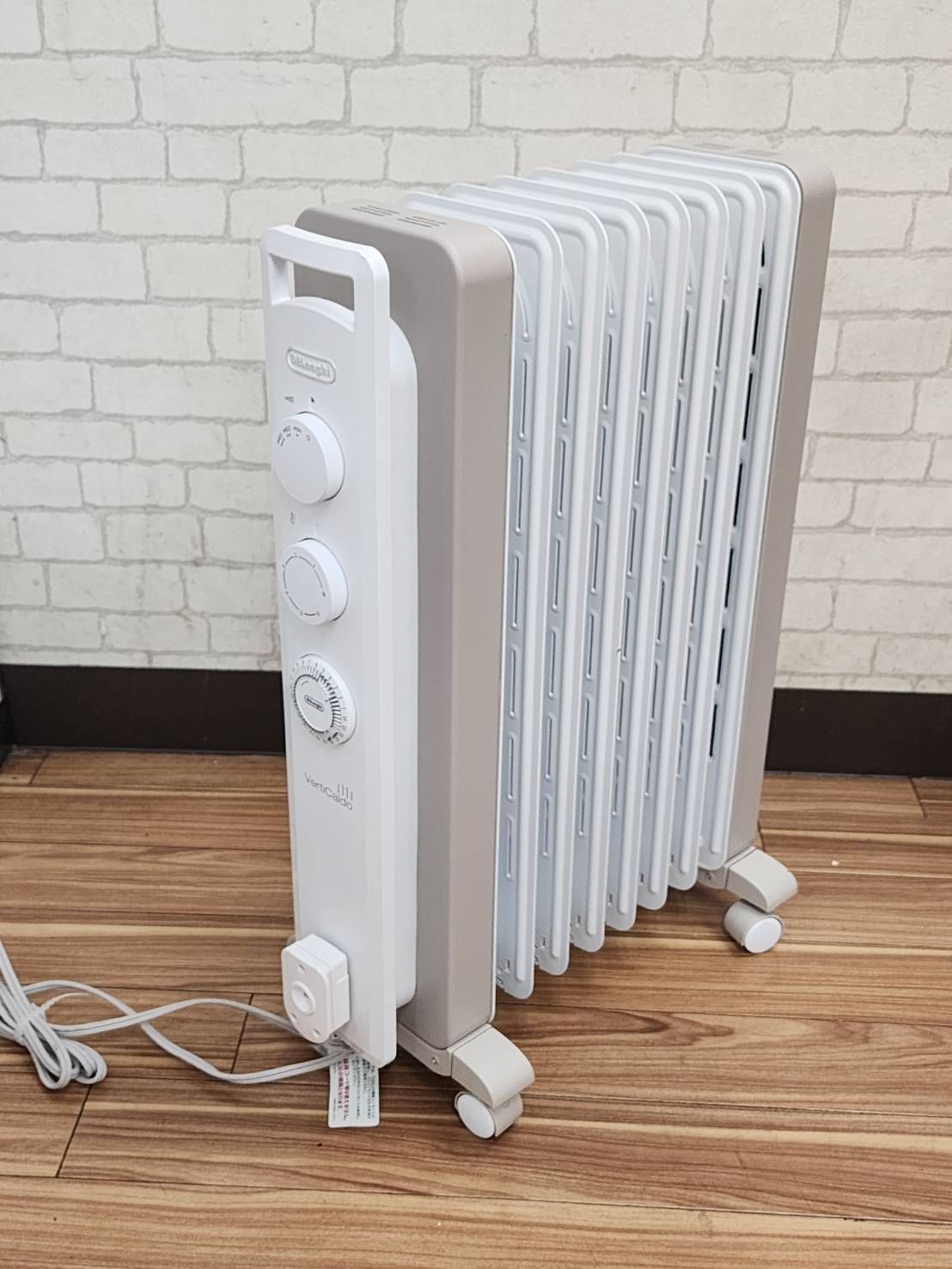 2 ♥ 展示品 DeLonghi デロンギ RHJ21F0812 オイルヒーター VERTICALDO 箱なし