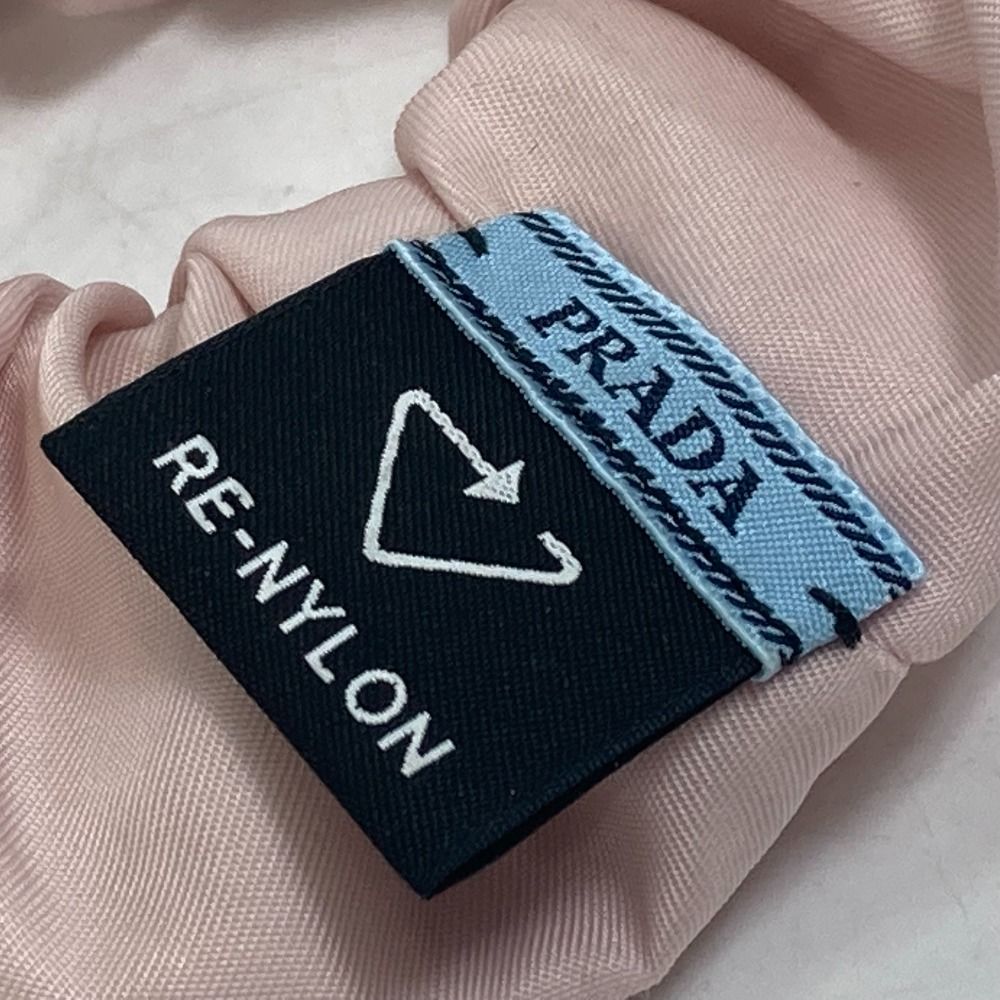 プラダ ヘアアクセサリー Re Nylon トライアングルロゴ シュシュ