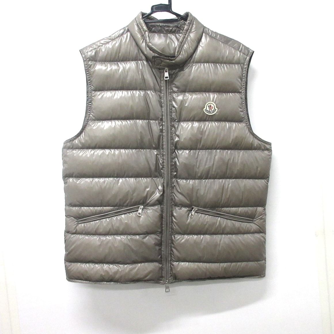 MONCLER(モンクレール) ダウンベスト サイズ4 XL メンズ GUI(ギー) グレーベージュ ジップアップ/秋/冬