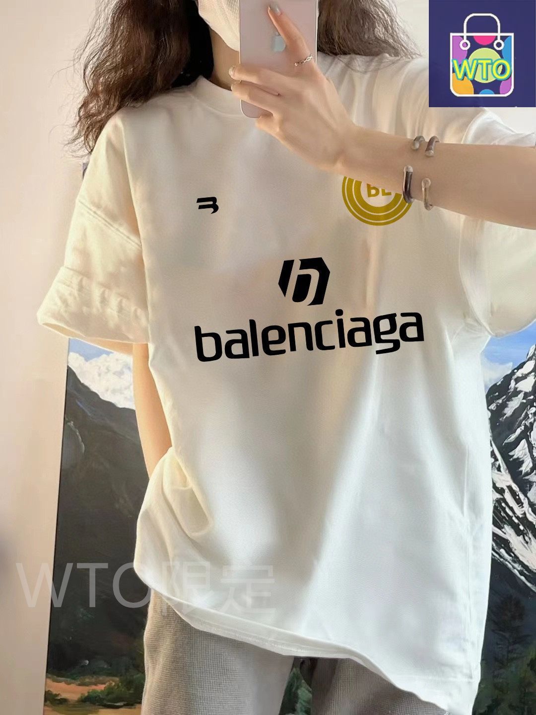この半袖はバレンシアガのコラボレーションモデルで