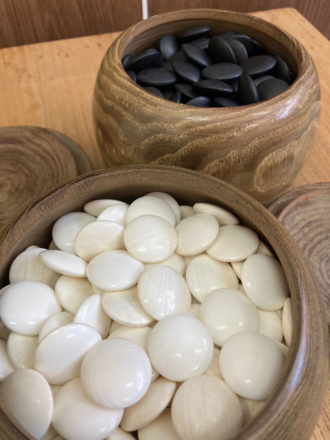 品 木製 脚付き 囲碁盤 - 碁石セット ボードゲーム 囲碁 碁石 蛤ハマグリ 昭和レトロ 木製カバー付き 現状品