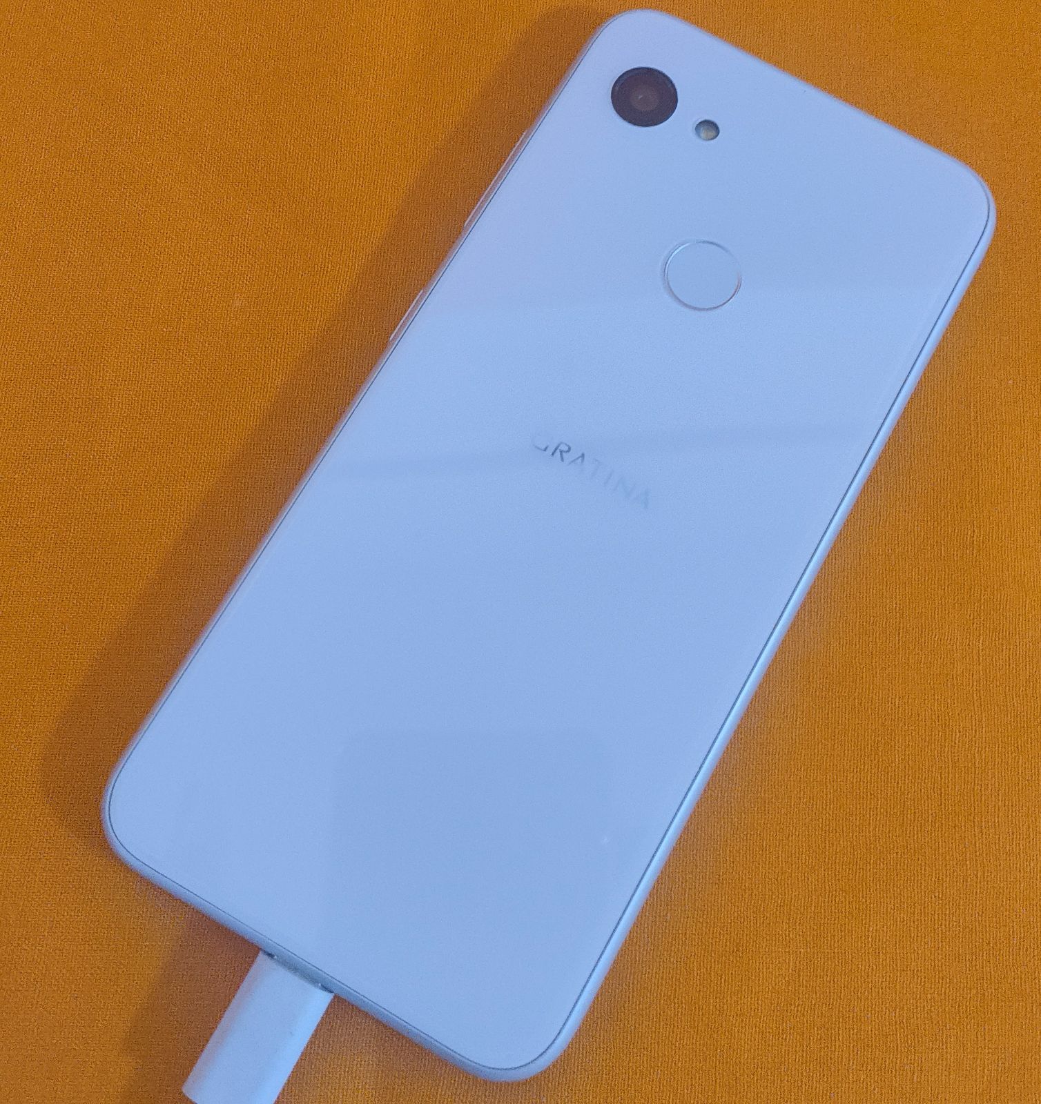 GRANTINAスマホ ［KYV48SWA］ホワイト au向けスマートフォン「GRATINA（グラティーナ）」登場