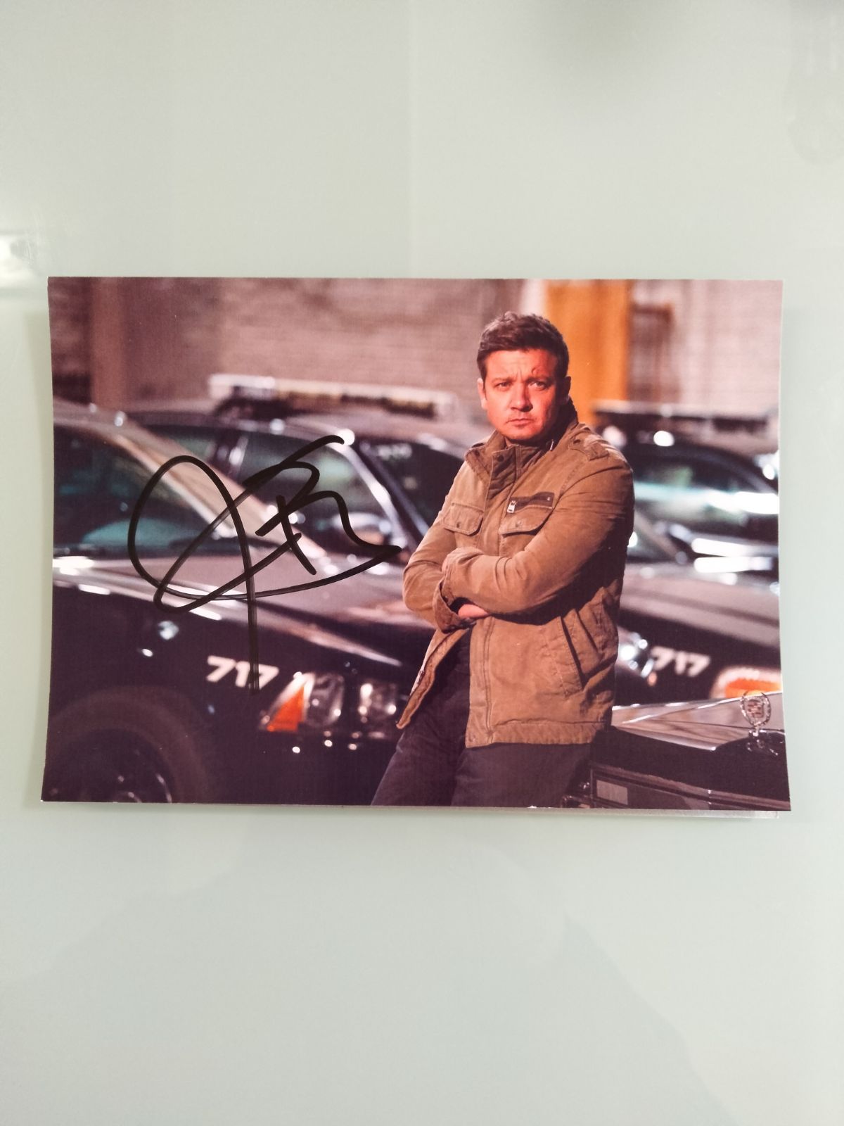 グランドセール ジェレミー・レナー直筆サイン入り2Lサイズ写真…Jeremy Renner アイドルグッズ